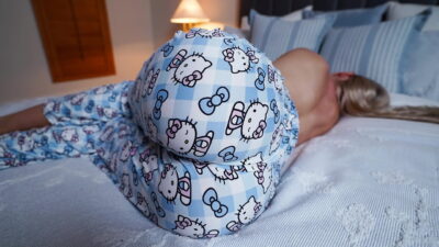 A putona madrasta acordando com pica dentro de seu bucetão