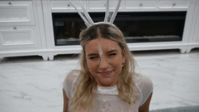 Boquete tímido da loira puta com ejaculada em seu rosto lindo