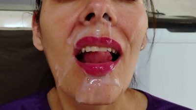 Boqueteira sugando aquela picona com tesão e bebendo porra com gosto