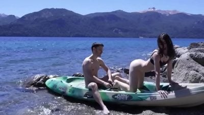 Casal de novinho se pegando em praia pública e dando uma boa trepada ligeira