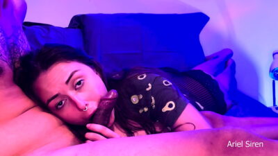 Chupada gostosa de pica com esporrada em seu rostinho bonito