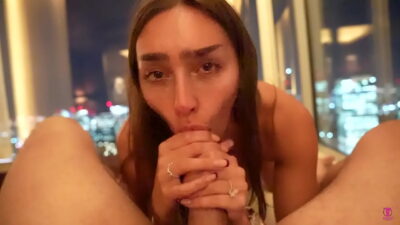 Chupeteira celebridade em ação na rola grande monstruosa