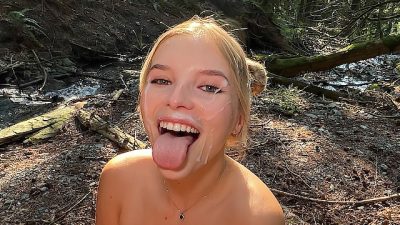 Comendo a amiga loira novinha na floresta e gozando dentro da boca dela