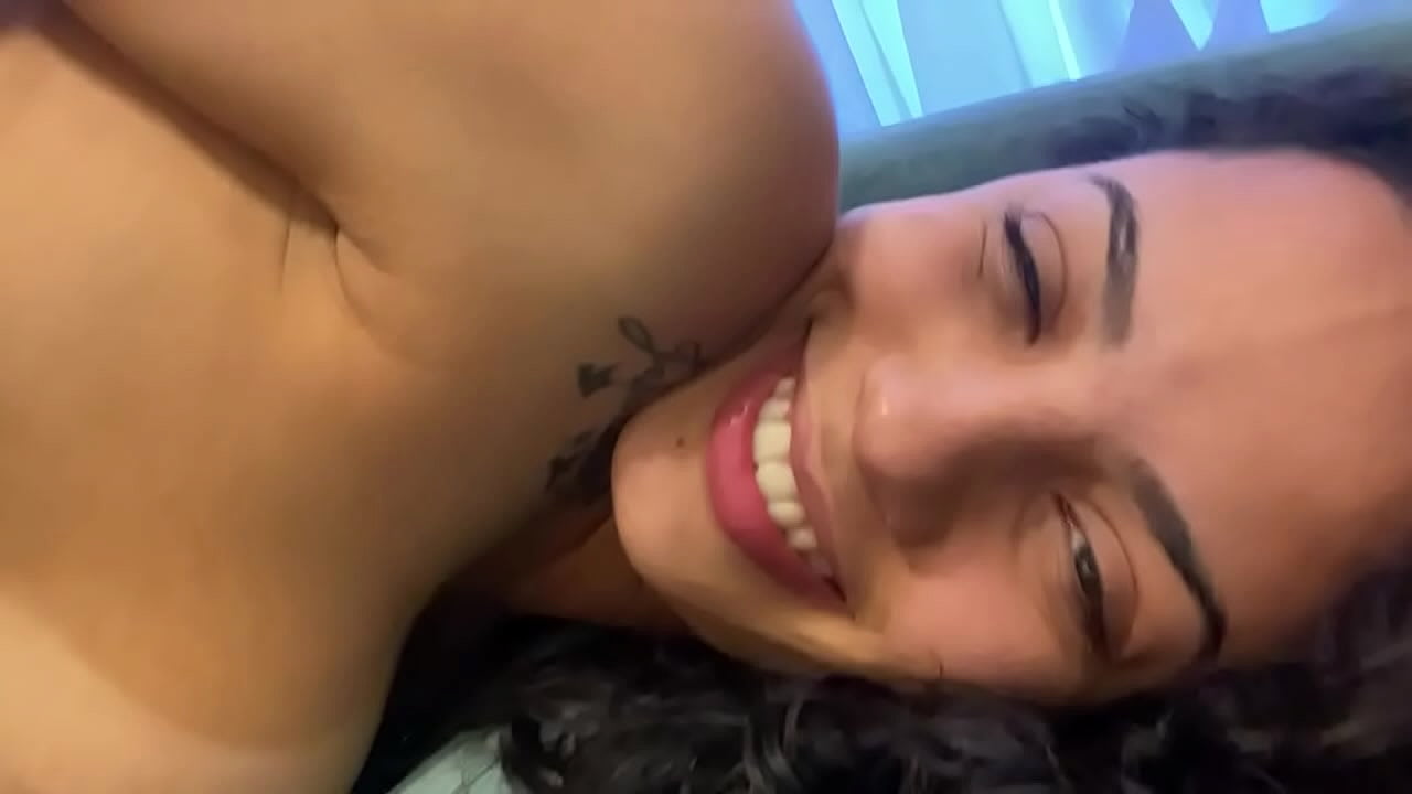 Comendo buceta da morena cachorra sorridente