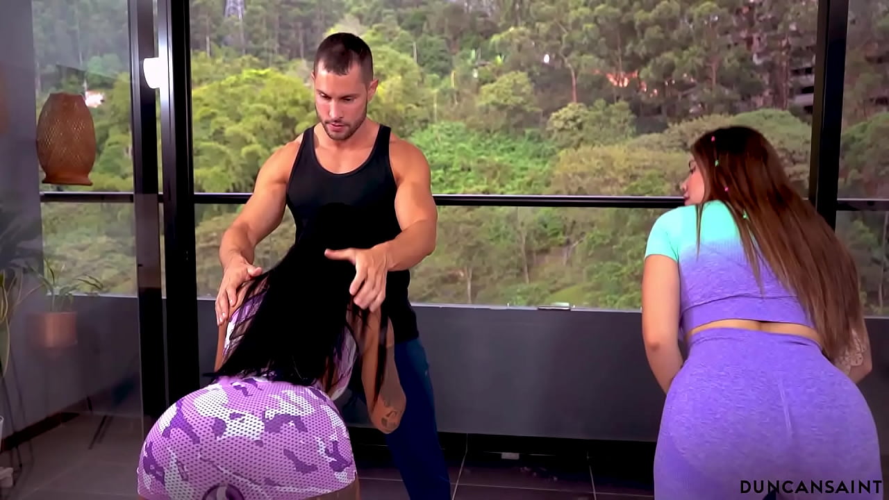 Duas vadias safadas excitadas delirando na mesma rola do tarado comedor - Videos Porno