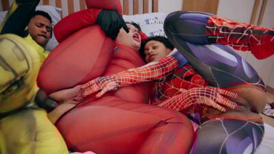 Duas vagabundas fantasiadas dando o cu pra um dotado depois do evento cosplay