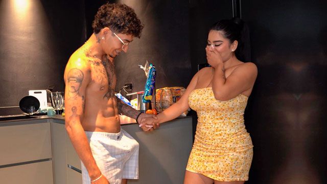 Empregada chamando patrãozinho para comer sua buceta latina