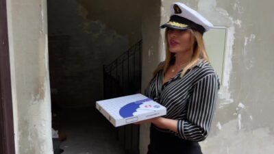 Esposa milf fantasiada fodendo gostoso e bem forte com o marido no sofá