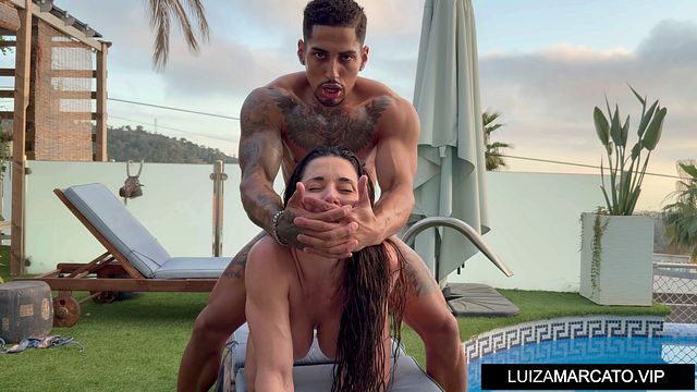 Famosa cheia de óleo no corpo sendo massageada e fodida