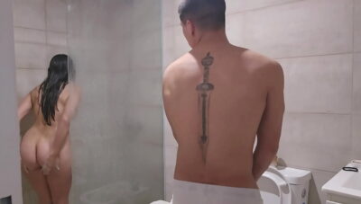 Flagrei minha meia-irmã no banho – Fiz sexo com ela