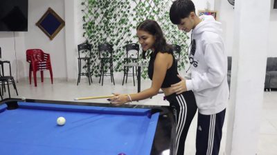 Garotão pervertido traçando aquela puta novinha amadora no sofá