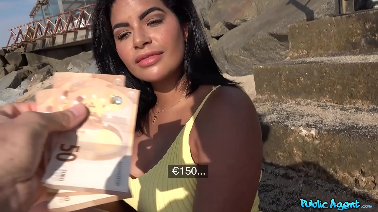 Gata a peituda dá gostoso sua buceta na praia pública