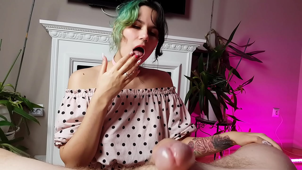 Gata novinha sexy amadora com cabelo colorido chupando pau grande do namorado - Amador