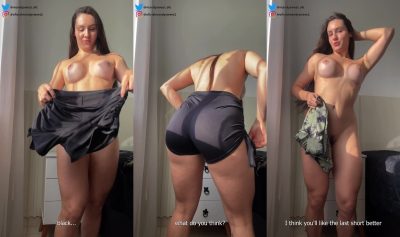 Gata tetuda de short legg mostrando suas belas curvas no strip