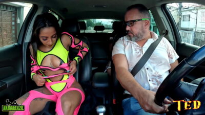 Gostosa a morena sexy entrevistada no carro e caindo na rola