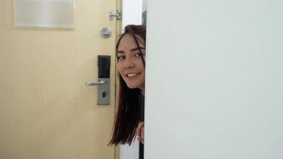 Gostosa latina fode com o encanador enquanto seu marido assiste uma partida de futebol