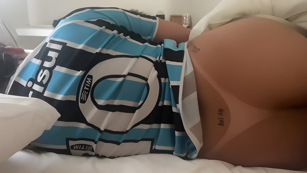 Gremista gostosa dando de ladinho - Porno Brasileiro