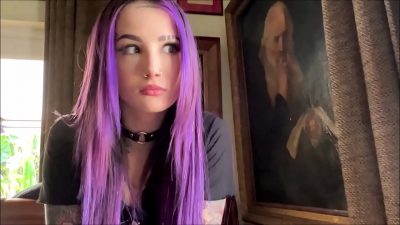 Linda essa teen de cabelo roxo chupa pau e fode Linda essa teen de cabelo roxo chupa pau e fode