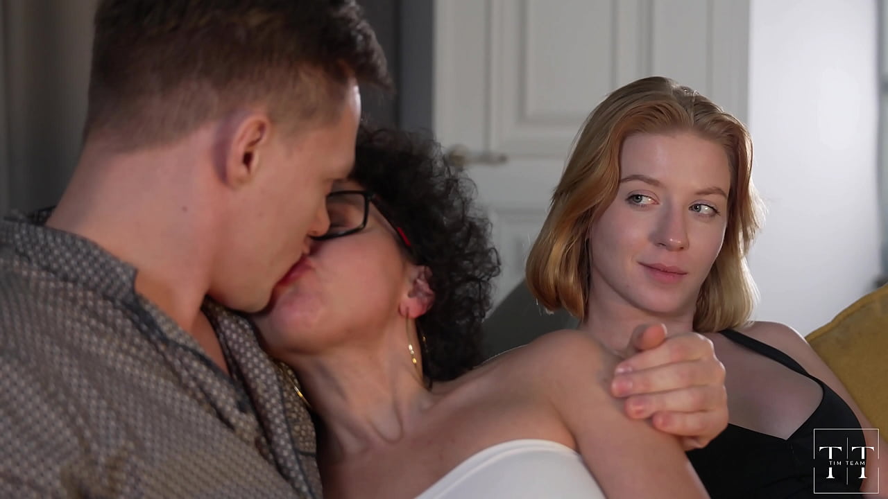 Loira e negra black power chupando branquelo e metendo juntas Loira e negra black power chupando branquelo e metendo juntas