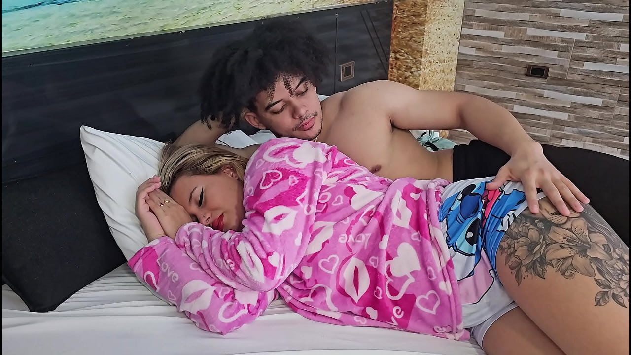 Madrasta coroa foi apalpada e fodida por esse cabeludo