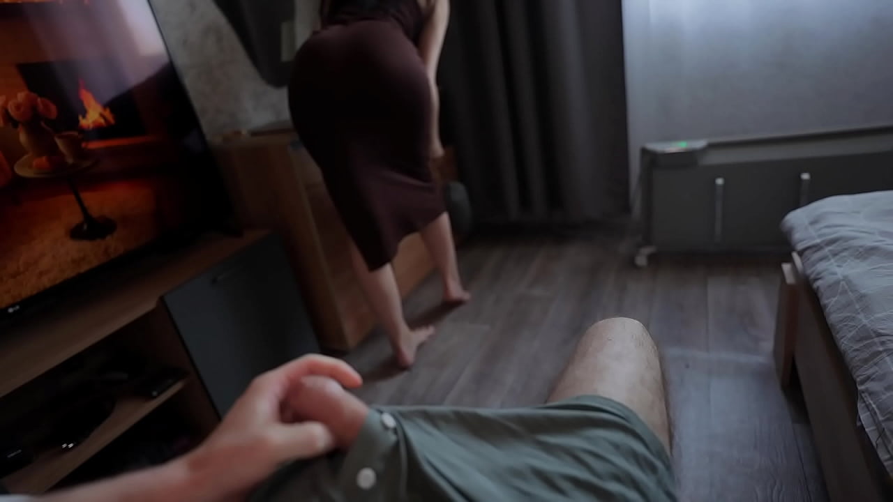 Madrasta flagra enteado batendo punheta cheio de tesão e acaba ajudando ele a se aliviar Madrasta flagra enteado batendo punheta cheio de tesão e acaba ajudando ele a se aliviar