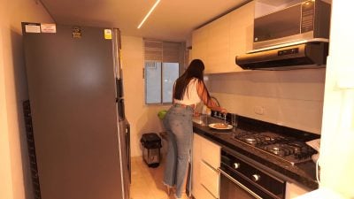 Madrasta safada masturbando o inexperiente novinho e te ensinando a fazer sexo gostoso