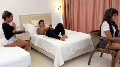 Marido chifrando a esposa com enteada bem gostosa de buceta carnuda