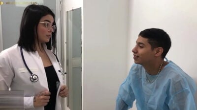 Médica a gostosa chupando piroca do moreno novinho e fodendo