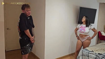 Meia irmã flagra safado batendo uma e te chama para foder sua buceta