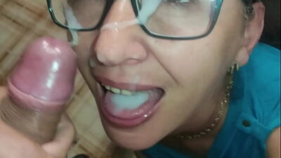 Milf de óculos toda nerd safada mamando e tomando leite