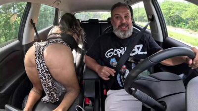 Morena carioca do rabo grande dando o cu pro taxista comer sem camisinha