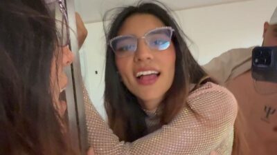 Morena de óculos bem charmosa na gulosa com boa trepada