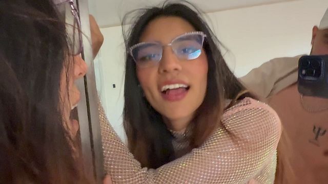 Morena de óculos bem charmosa na gulosa com boa trepada