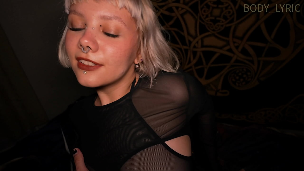 Muito tesuda e gostosa a bunduda loirona trepa muito