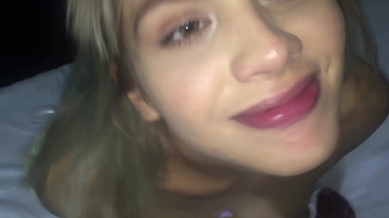 Mulher casada chupando pau do amante e engolindo a porra dele toda