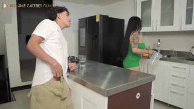 Namorada gordinha puta de verdade chupando e fodendo na cozinha