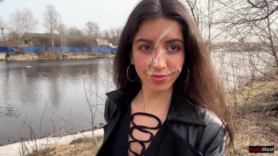 Ninfeta passeou no parque e recebeu uma boa gozada de um desconhecido