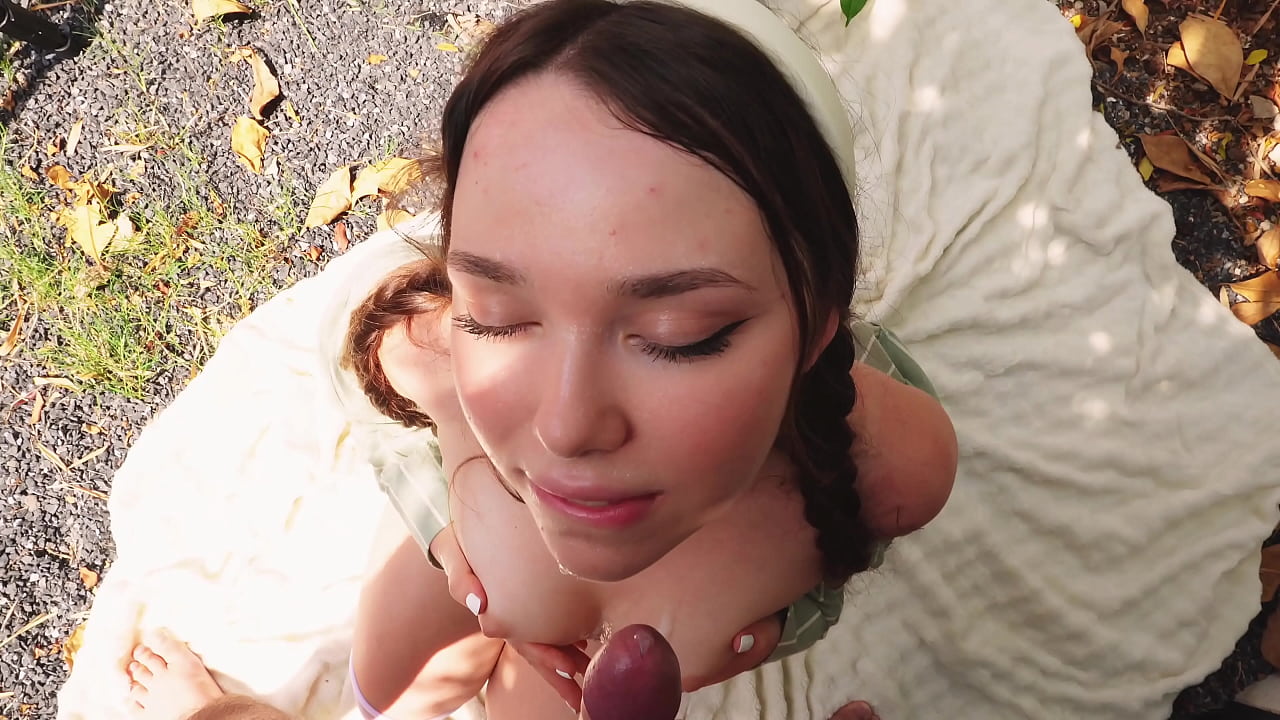 Novinha amadora linda e com a bunda gostosa chupando e sentando ao ar livre