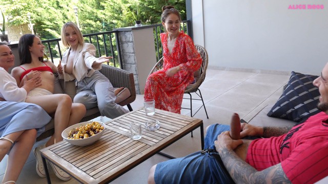 Novinha branca safada dando a buceta pro marido da amiga na frente dela