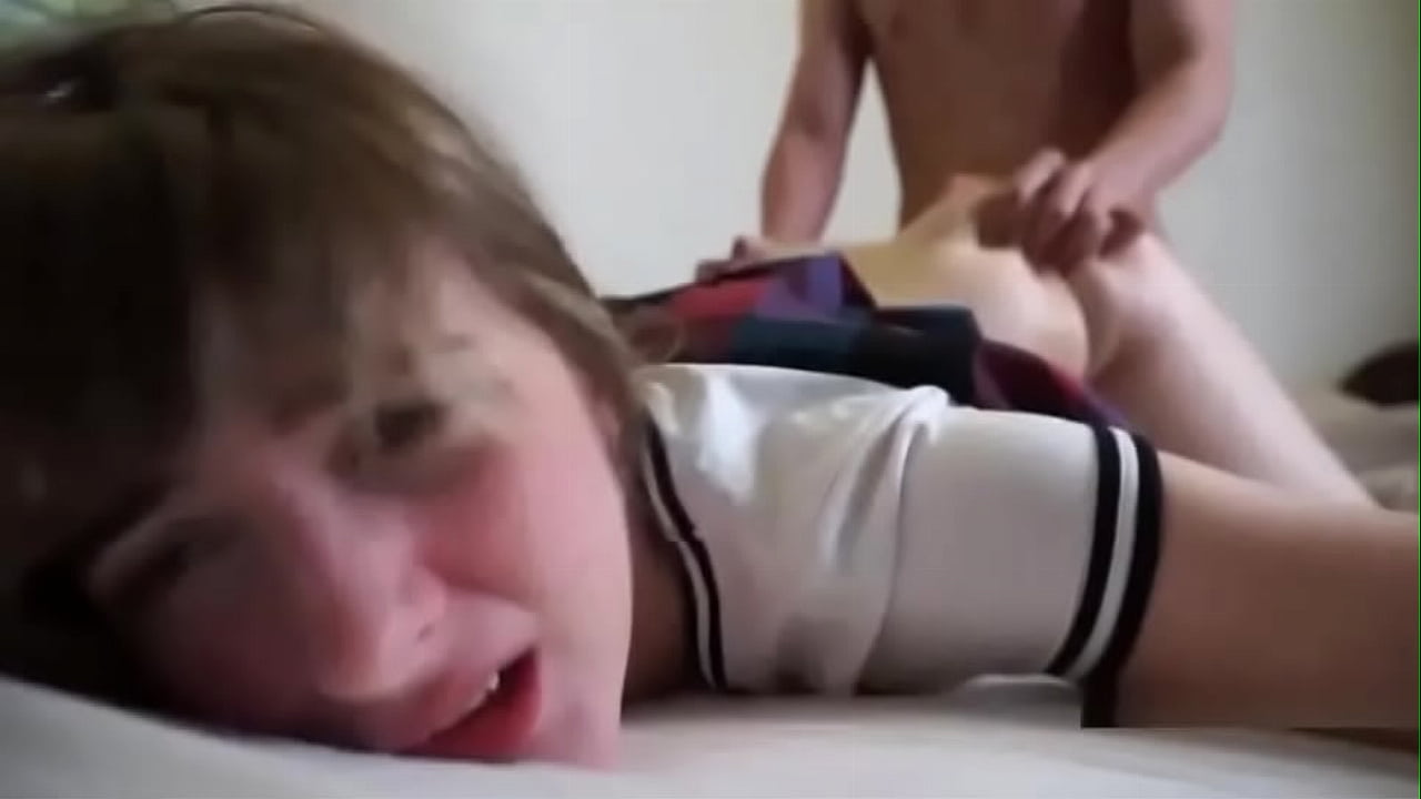 Novinha essa vadia de mini saia é chupada e comida com muito amor