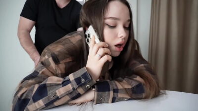 Novinha fala ao celular enquanto dá a bucetona gulosa