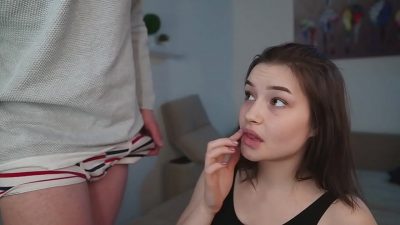 Novinha linda toda excitada pagando oral e tomando leite Novinha linda toda excitada pagando oral e tomando leite