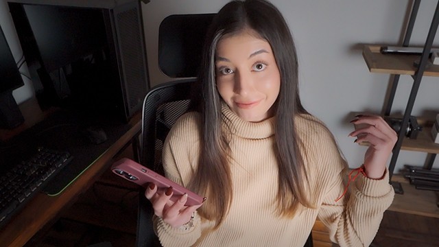 Novinha passando lubrificante na bunda para foder gostoso no porno anal