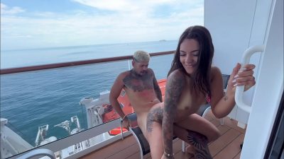 Novinha safada fodendo gostoso em alto mar Novinha safada fodendo gostoso em alto mar