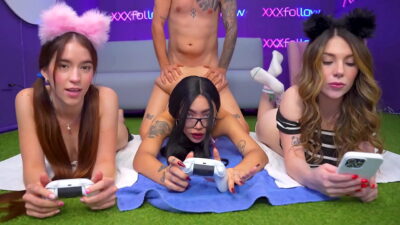 Novinhas gamers dividindo aquela rola em suas xerecas carnudas