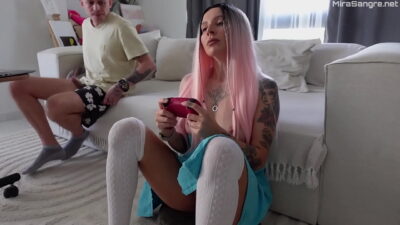 Padrasto fode a bunda da enteada gamer nerd pela primeira vez