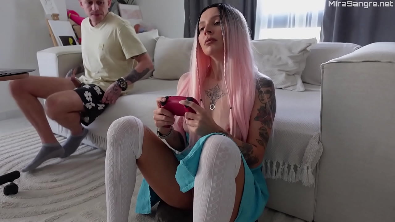 Padrasto fode a bunda da enteada gamer nerd pela primeira vez