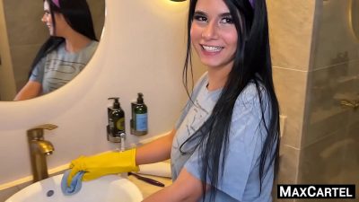 Patrão filmando aquela empregada de peitos durinhos semi nua limpando o banheiro