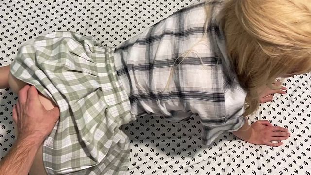 Peituda essa loira sexy tesuda dá ao seu padrasto caralhudo