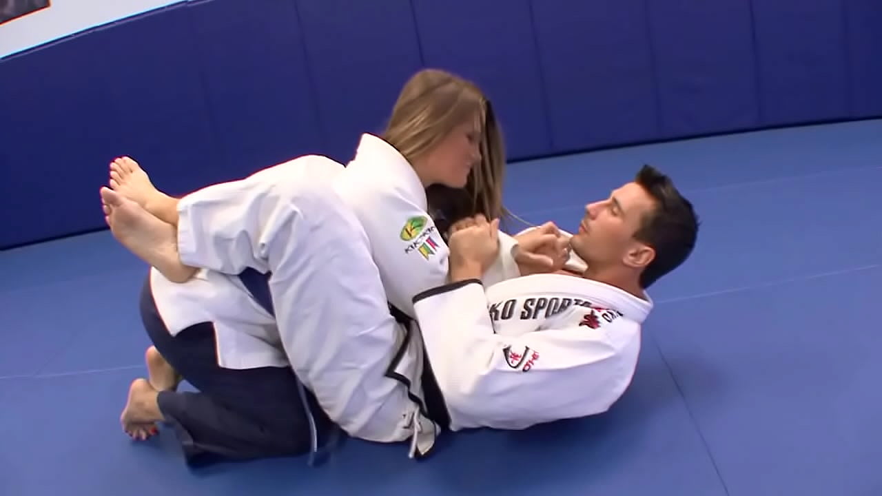 Porno com atriz gostosa dando ao treinador de jiujitsu